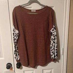 Kancystore Medium mauve sweater with cheetah print sleeves